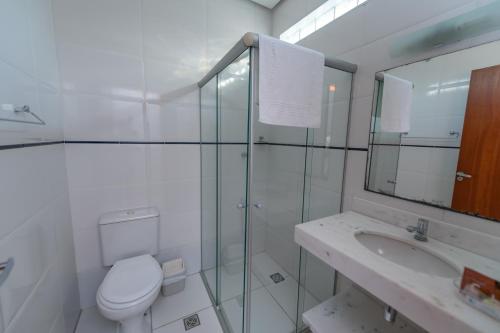 圣米格尔-阿尔坎茹Pousada Villa da Mata的白色的浴室设有卫生间和水槽。