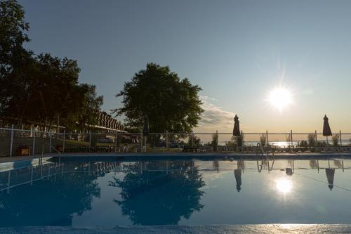 库德尔岛凯普奥克斯皮尔斯酒店的一个阳光明媚的大型游泳池