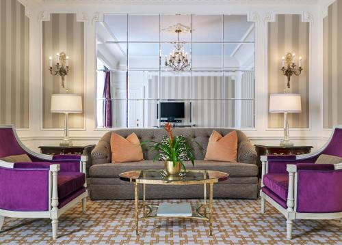 纽约5th & 55th Residence Club的带沙发和紫色椅子的客厅