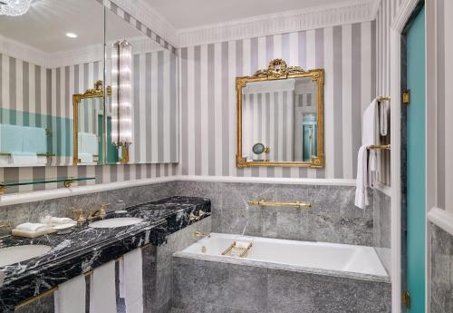 纽约5th & 55th Residence Club的一间带两个盥洗盆和大浴缸的浴室