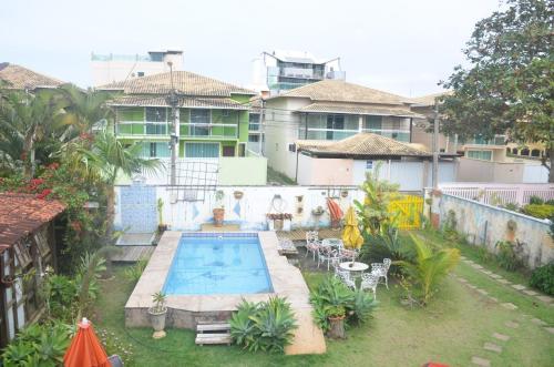 里约达欧特拉斯斯堪大罗酒吧宾馆的享有带游泳池的房屋的空中景致