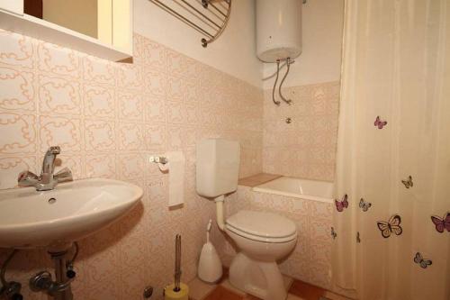 莫鲁纳特Apartment Iva - with nice view的浴室配有盥洗盆、卫生间和浴缸。