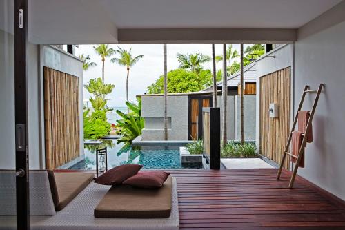 查汶Sareeraya Villas & Suites的一个带游泳池和房子的房间