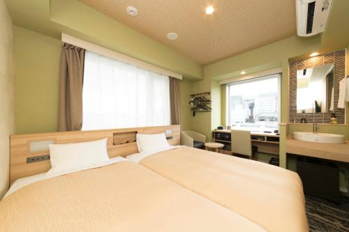 Sanco Inn Kyoto Hachijoguchi Shikinoyu客房内的一张或多张床位