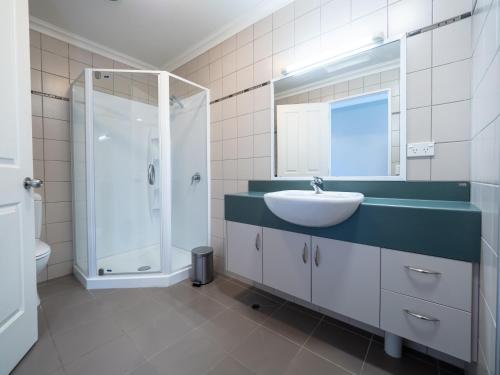 莫阿纳布伦纳湖酒店的一间带水槽和淋浴的浴室