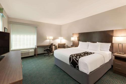 La Quinta Inn & Suites by Wyndham Lafayette Oil Center客房内的一张或多张床位