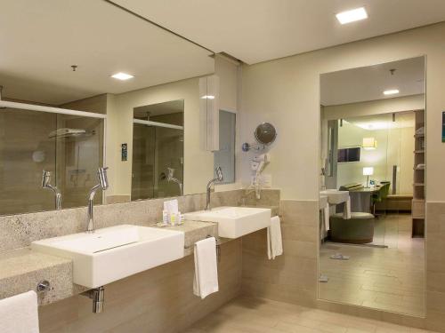 萨尔瓦多萨尔瓦多里奥福米罗美居酒店的一间带两个盥洗盆和大镜子的浴室