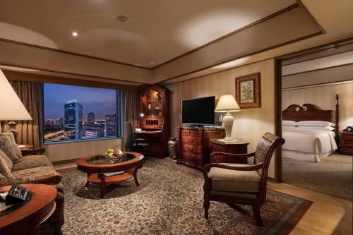 上海虹桥锦江大酒店（原虹桥喜来登上海太平洋大饭店）的酒店客房,配有床和电视
