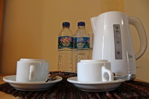 纳闽巴霍异域科莫多酒店的一张桌子,上面有两杯和两瓶水