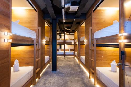 涛岛龟岛独立旅舍的一间设有许多双层床的房间