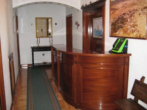 马德里洛斯安第斯旅馆的房间里的木台,上面有电话
