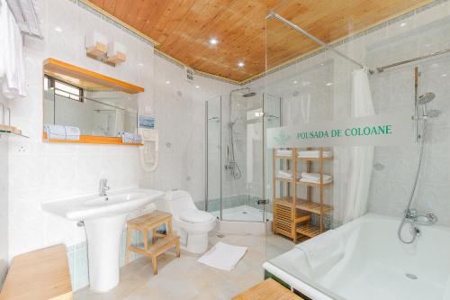 澳门Pousada de Coloane Boutique Hotel的浴室配有盥洗盆、卫生间和浴缸。