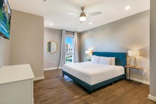 新奥尔良Fully-Furnished Townhouse with Luxury Amenities的一间卧室配有一张大床和蓝色床头板