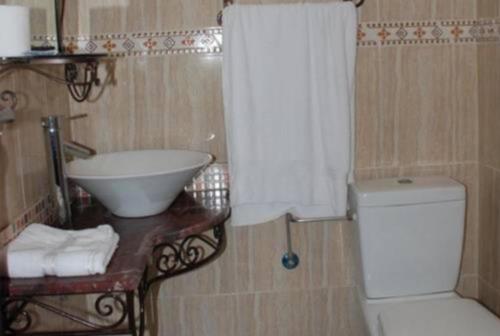 西迪伊夫尼萨法酒店的浴室配有盥洗盆、卫生间和盥洗盆。