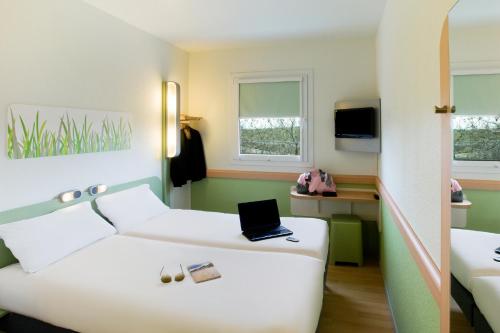 赫塔费马德里宜必思赫塔菲酒店的酒店客房,配有一张带笔记本电脑的床