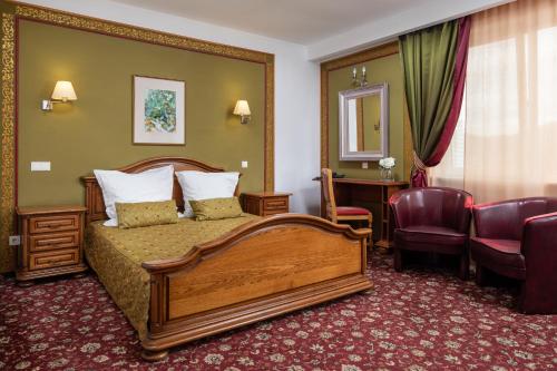 布拉索夫Grand Hotel的配有一张床和一张书桌的酒店客房