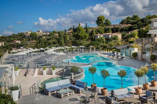 拉瑟狄奥尼索斯度假公寓的度假村游泳池的图片