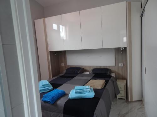 圣米格尔德阿沃纳Appartamento Indipendente in Villa - Golf Del Sur的客房内的两张床,上面有蓝色的毛巾