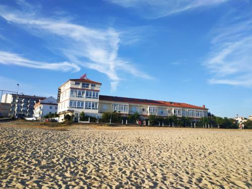 坎加斯德穆拉索普拉亚酒店的沙滩旁的海滩上建筑