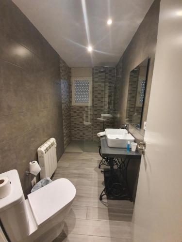圣安东尼奥·德·卡隆布拉瓦海岸旅馆的浴室配有白色卫生间和盥洗盆。
