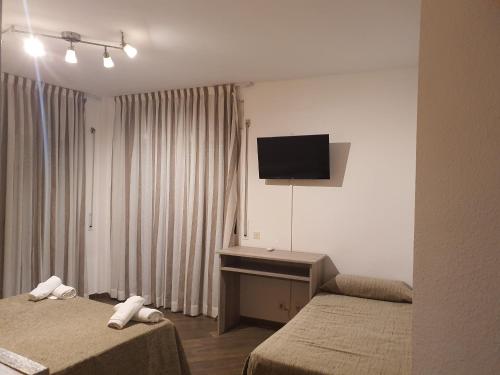 圣安东尼奥·德·卡隆布拉瓦海岸旅馆的酒店客房设有两张床和一台平面电视。