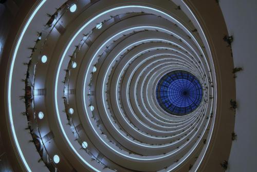 布赖代卡西姆瑞享酒店的蓝色天花板建筑中的螺旋楼梯