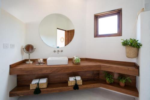 奥尔沃克斯岛Villas HM Palapas del Mar的一间带水槽和镜子的浴室