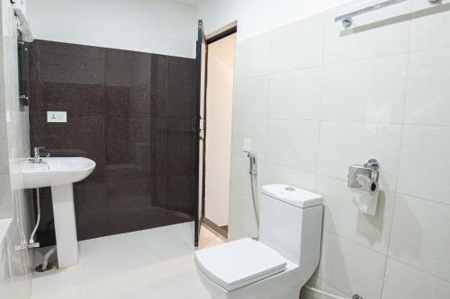 拜拉哈瓦Galaxy Guest House的浴室配有卫生间、盥洗盆和淋浴。