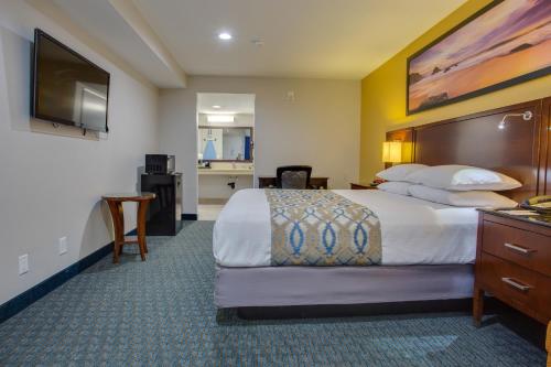 SureStay Plus Hotel by Best Western Chula Vista West客房内的一张或多张床位