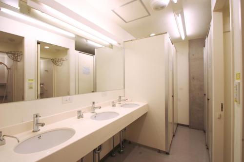 东京浅草樱花旅馆的一间带两个盥洗盆和大镜子的浴室