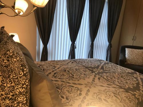 惠拉盖尔济Sigga’s home的一间卧室配有床和带窗帘的窗户