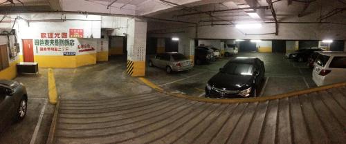 台南文南哥爸妻夫飯店的车库内有车辆停放