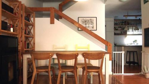 比利亚尔瓦德拉谢拉Casa Azahar的厨房设有四周带四把椅子的酒吧