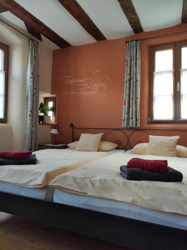 Gutsherrenhaus客房内的一张或多张床位