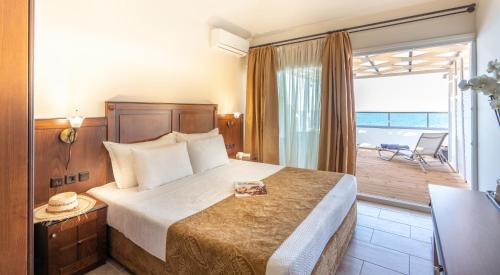 帕拉利亚卡泰里尼斯Paralia Beach Boutique Hotel的酒店客房设有一张床和一个阳台。