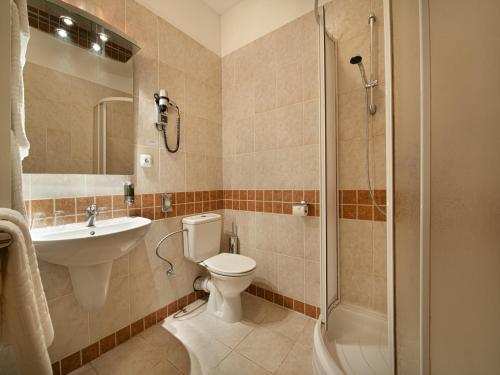 布拉格托斯卡EA酒店的浴室配有卫生间、盥洗盆和淋浴。