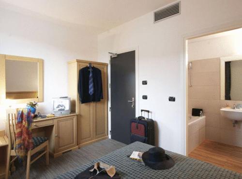 坎帕尔托玛莉酒店的带卧室的客房,配有一张床和一个水槽
