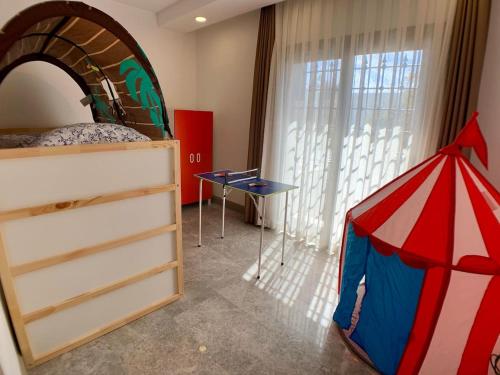 博德鲁姆Ultra Luxury Private Villa with Swimming Pool的一间设有一张床和帐篷的房间