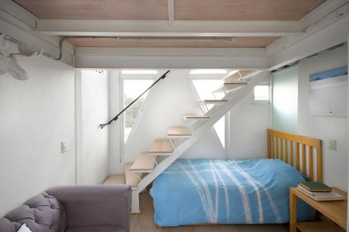 墨西哥城Casa Azul for groups since 4 till 30 persons的一间卧室配有一张床和一个楼梯间