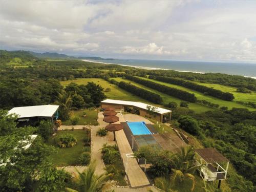 Bejuco科利纳普拉维斯塔住宿加早餐旅馆的享有带游泳池的度假村的空中景致