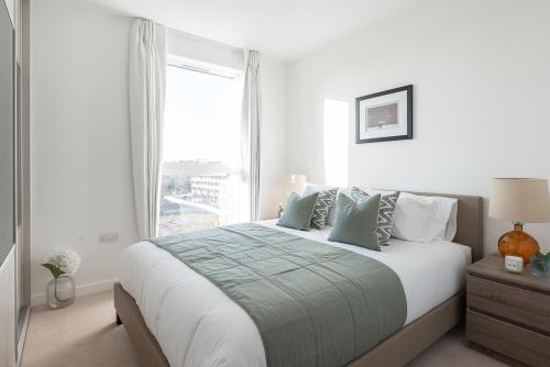 The HydeLUXURY 2Bed & 2Bath Apartment Next to London Museum的一间卧室设有一张大床和窗户