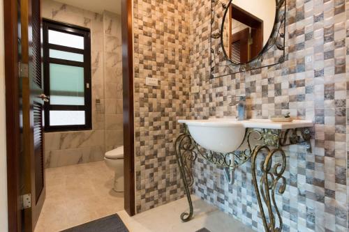 台东一品苑民宿的浴室设有水槽和墙上的镜子