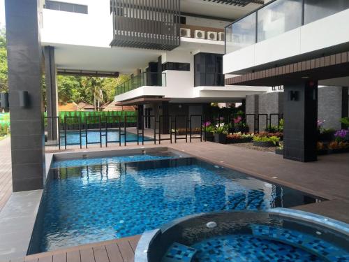 Escape Condominiums Beachfront Suites - Mae Phim内部或周边的泳池