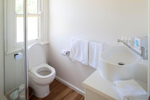 凯恩顿Bird House的白色的浴室设有卫生间和水槽。
