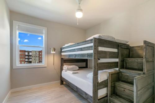 Bienville Villas: Brand New 4BR客房内的一张或多张双层床