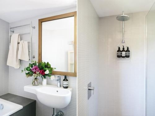 凯恩顿Harpsichord House的白色的浴室设有水槽和镜子