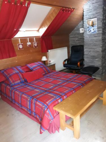 La Voivre克洛斯普里酒店的一间卧室配有一张床、一张桌子和一把椅子