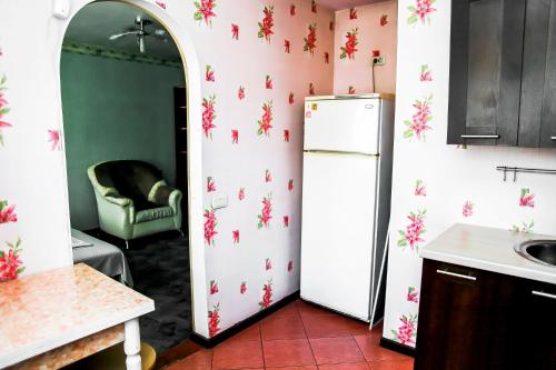 RakitnyyАпартаменты Кирова, 83的厨房配有带鲜花的冰箱。