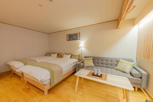YADOYA Uguisu客房内的一张或多张床位