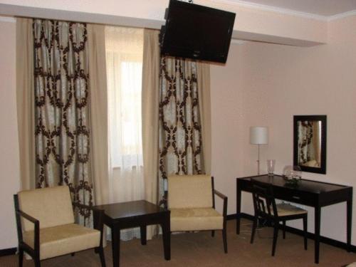 札勒乌扎勒乌葛利夫酒店的客厅配有桌椅和电视。